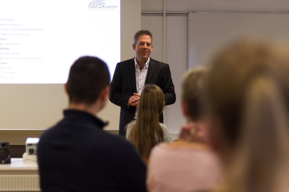 Anført af motorsportscoach Tommy Schröter, blev teamet trænet og vejledt i at arbejde med sponsorer og pressen
(Foto: Gripping Media)